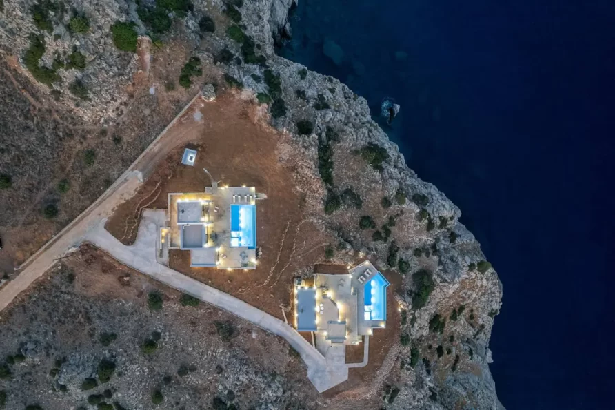 Stunning Seafront complex with 2 infinity pools!